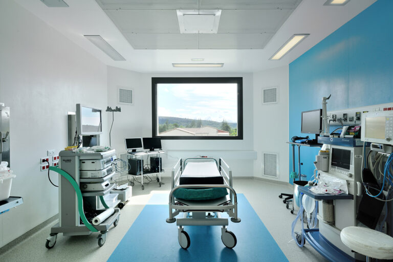 Clinique du vivarais : salle chirurgie